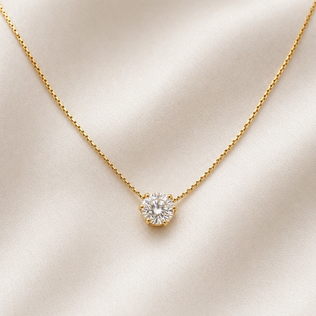 Elegant necklace with sparkling pendant
