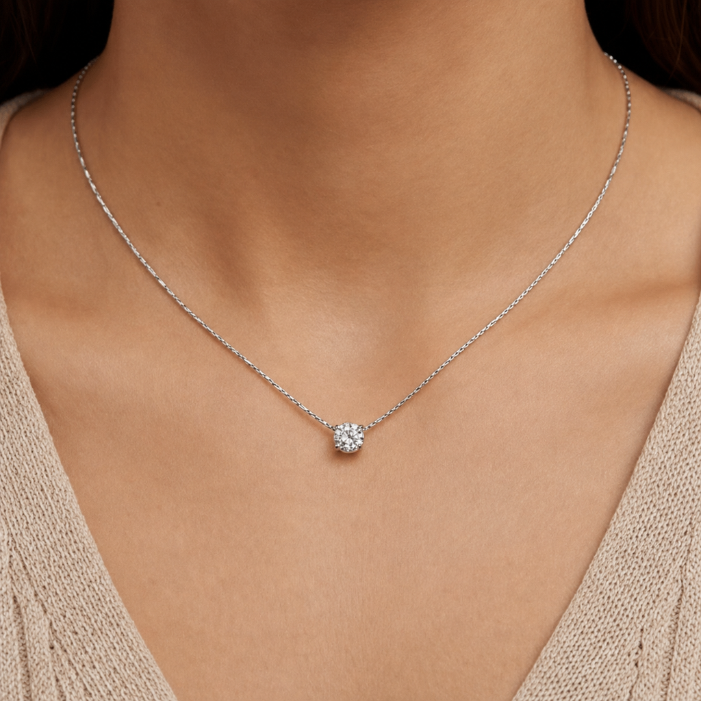 Elegant necklace with sparkling pendant