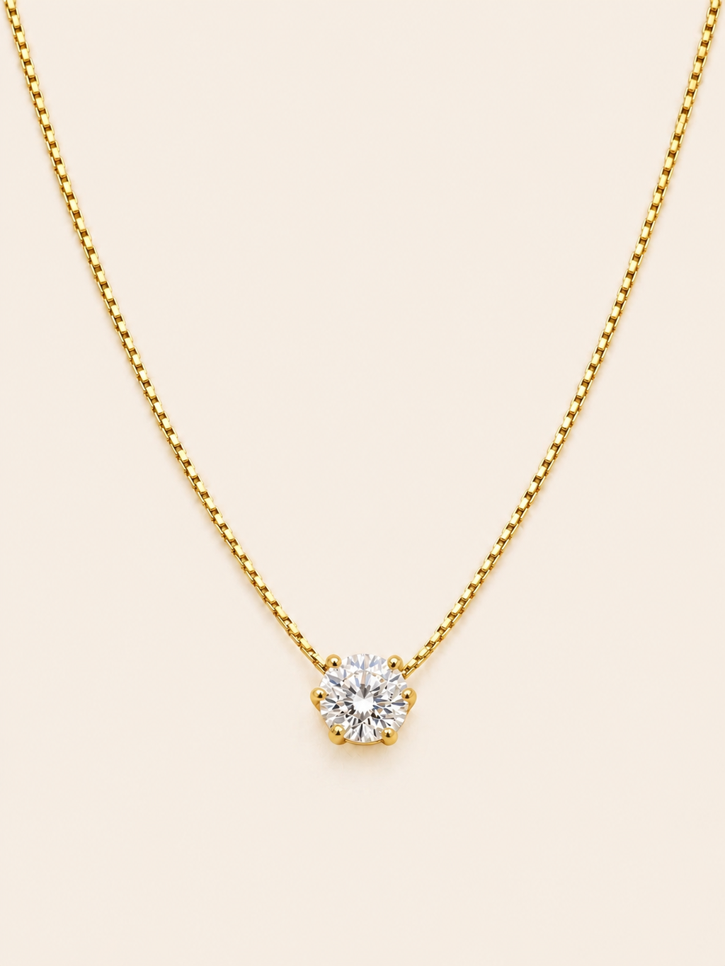 Elegant necklace with sparkling pendant