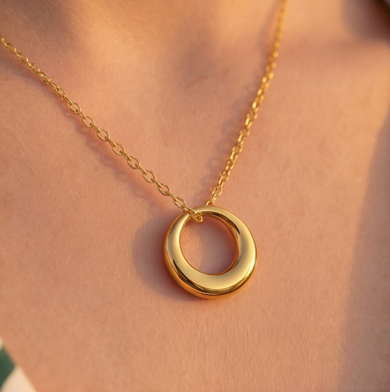 Timeless Women's Necklace with Circle Pendant