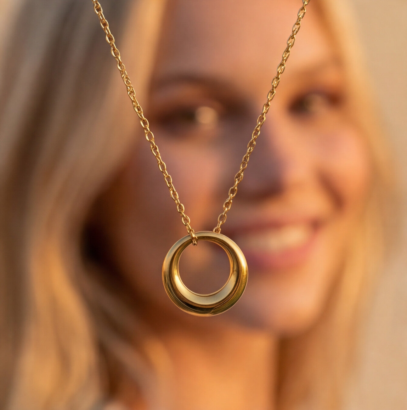 Timeless Women's Necklace with Circle Pendant