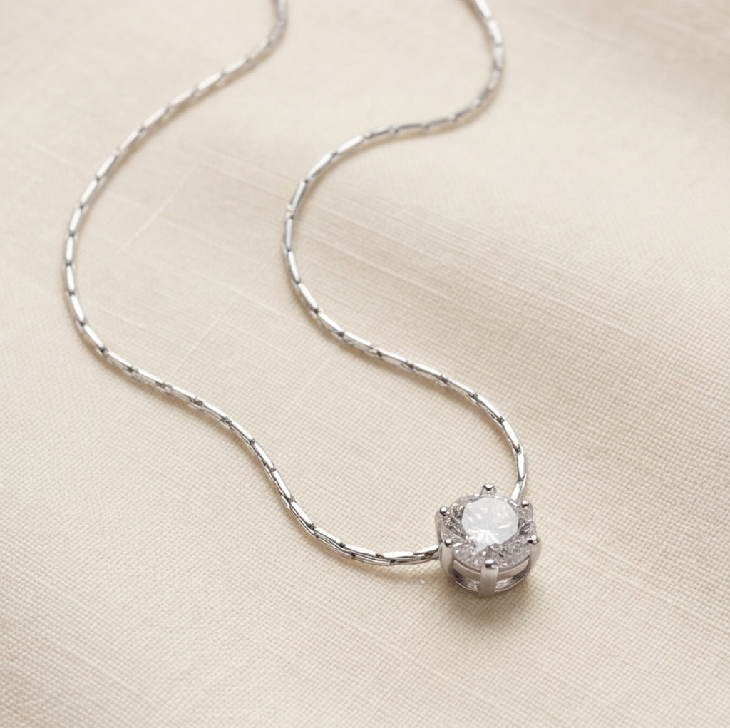 Elegant necklace with sparkling pendant