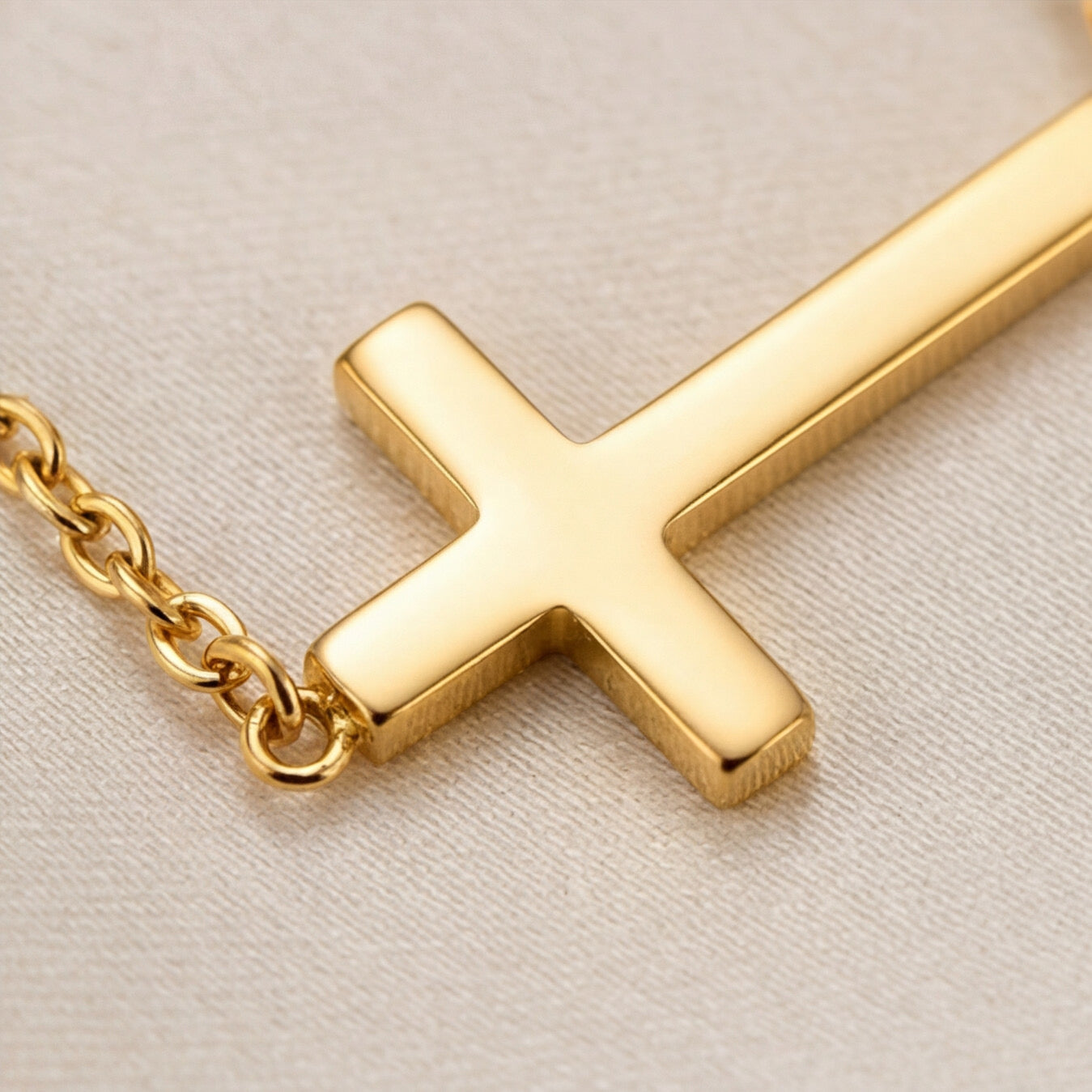 Elegant dainty cross necklace